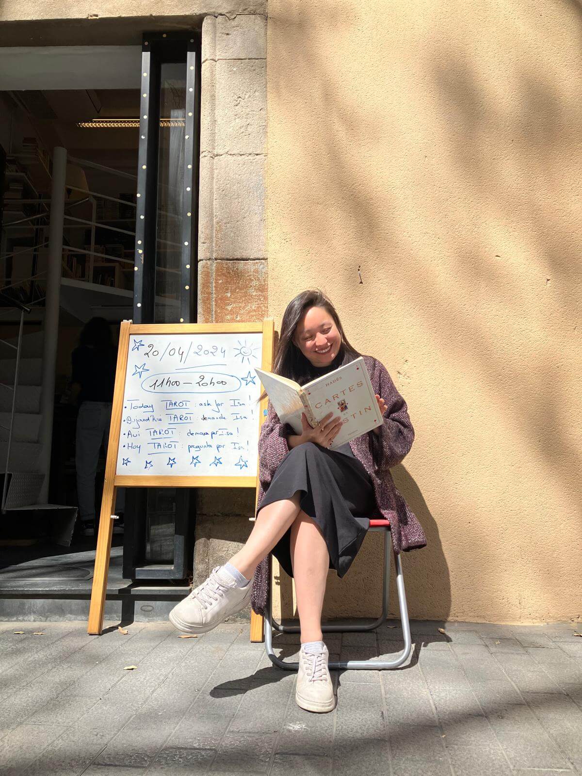 Isabelle reading cards at Librairie L’Occasion Rêvée in Barcelona