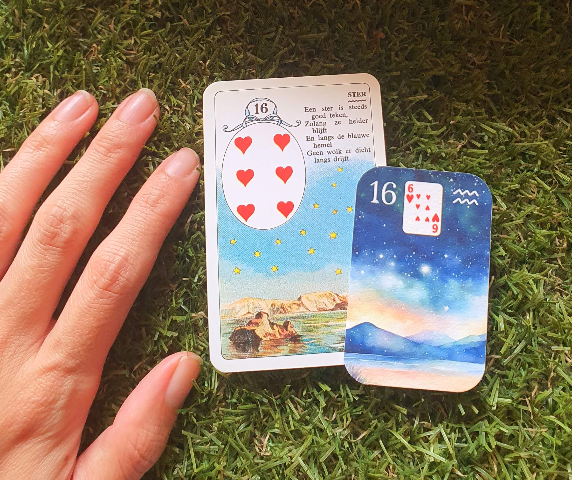 Comparison of the Petit Lenormand watercolor mini deck with a standard Cartamundi deck