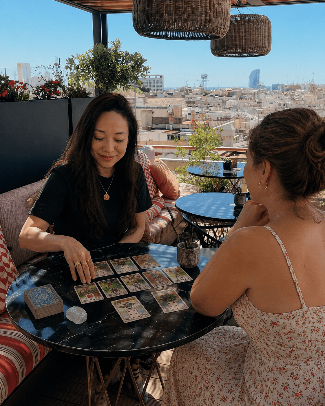 Tirage de tarot sur un rooftop à Barcelone